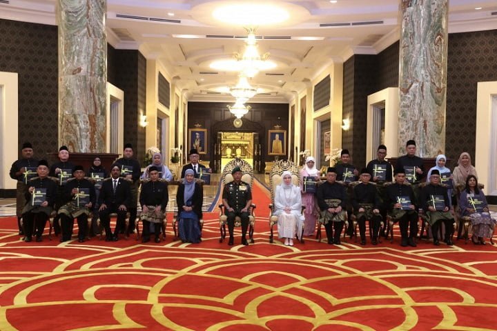 Agong presents instrument of appointment to 16 judges